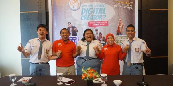 Vice President Sales Telkomsel Area Pamasuka Agus Mulyadi (kedua dari kiri) dan Vice President Prepaid and Broadband Telkomsel Ririn Widaryani (kedua dari kanan) bersama perwakilan youth talent yang turut serta menjadi Digital Creator dalam Road Show LOOP KePo 2015, Jum’at (11/09/2015) di Jayapura.